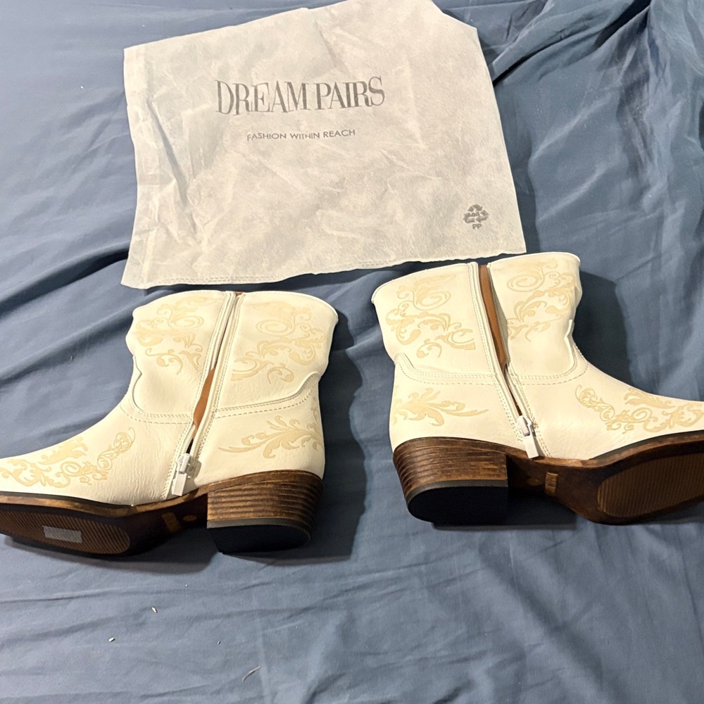 Dream Pairs Women's Cream Ankle Boots in size 9 nwot nice boots cushion soles
